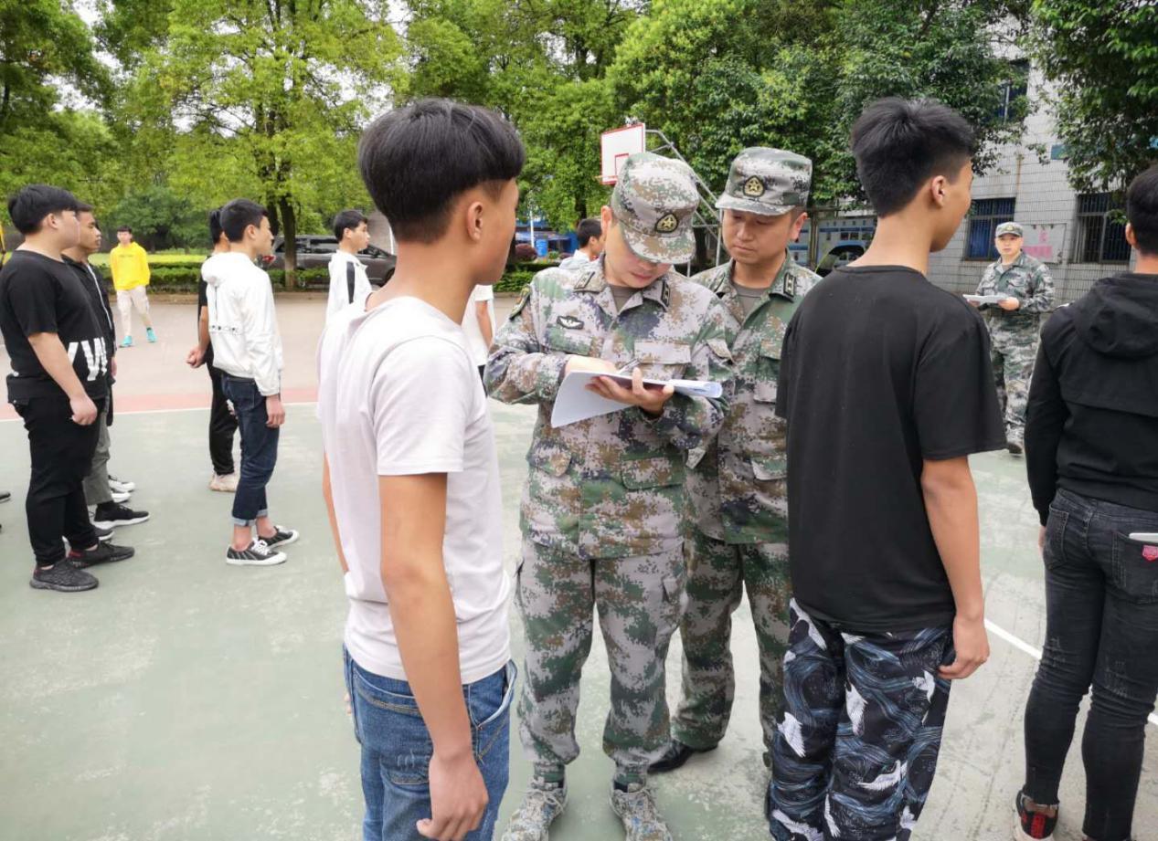 衡陽(yáng)陸軍預(yù)備役后勤保障旅點(diǎn)驗(yàn)衡陽(yáng)技師學(xué)院預(yù)備役官兵指導(dǎo)連部建設(shè)工作