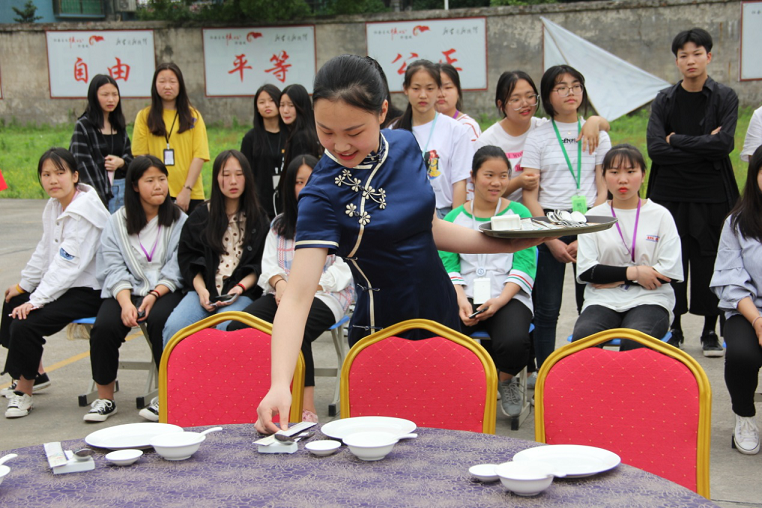 聚焦第三屆技能文化節(jié)| 經(jīng)貿(mào)學(xué)子秀折花點鈔技能，亮“絕活兒”展風(fēng)采
