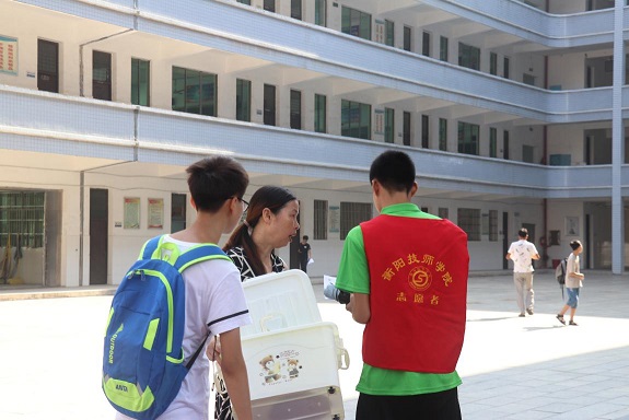 迎新志愿者無私奉獻(xiàn) 熱忱服務(wù)新生及家長(zhǎng)